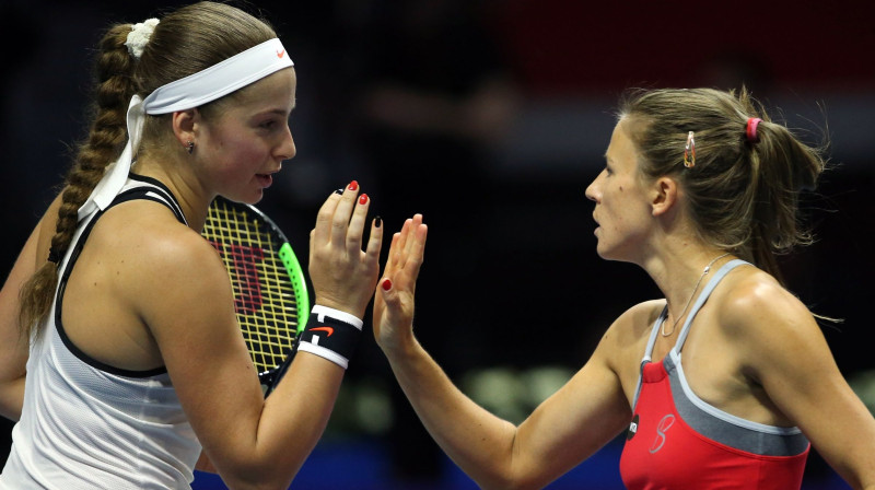 Aļona Ostapenko un Alicja Rosolska pirms gada un divām dienām vienā komandā Santkpēterburgā. Rīt pretējās nometnēs...
Foto: TASS/Scanpix