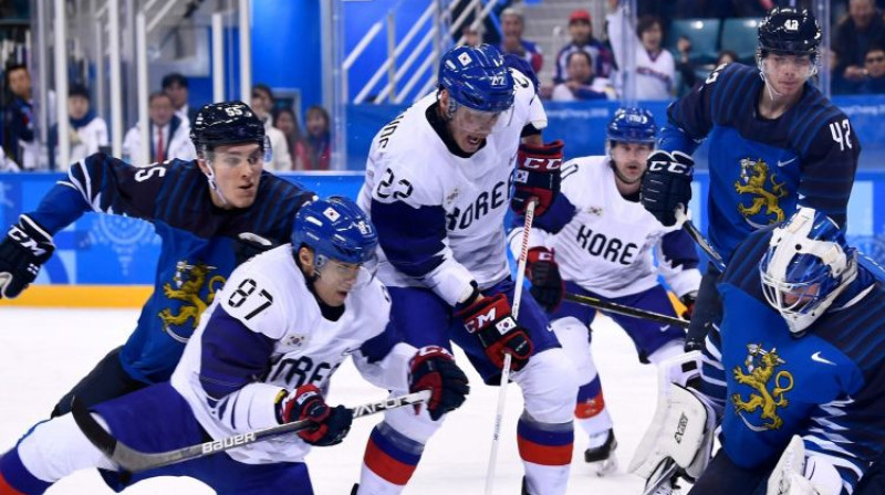 Dienvidkorejas hokejisti laužas Somijas vārtu virzienā
Foto: AFP/Scanpix