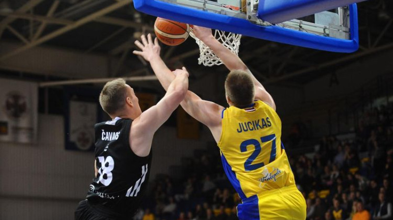 Klāvs Čavars cīņā ar Jūliusu Juciku
Foto: BK Ventspils