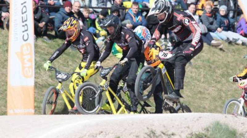 Helvijs Babris (no labās) uzvar "SMScredit.lv BMX čempionāta" 1. posmā.
Foto: Sanda Tūtere