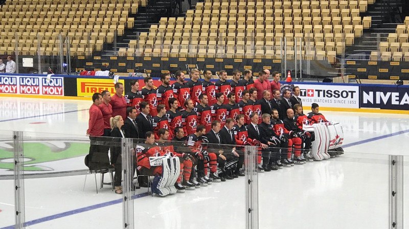 Kanādas hokeja izlase pirms spēles ar Latviju uzņem kopbildi
Foto: twitter.com/tsnryanrishaug