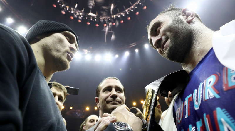 Oleksandrs Usiks, WBSS organizators Kalle Zauerlands, Murats Gasijevs
Foto: TASS / Scanpix