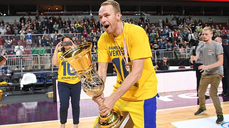 Māris Gulbis ar LBL čempionu kausu
Foto: Romāns Kokšarovs/F64