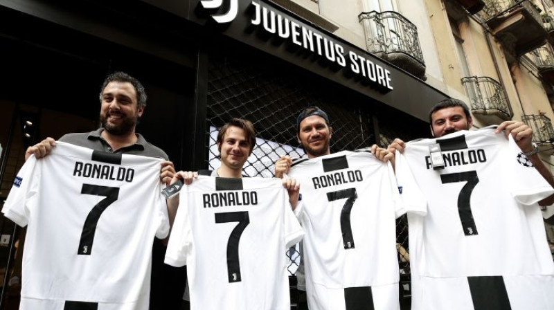 "Juventus" oficiālajā veikalā jau pieejami Krištianu Ronaldu krekli
Foto: AFP/Scanpix