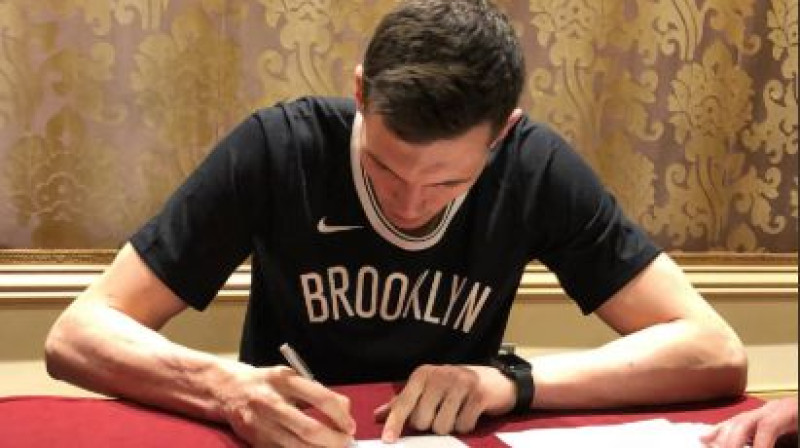 Rodions Kurucs paraksta līgumu
Foto: Bruklinas "Nets"