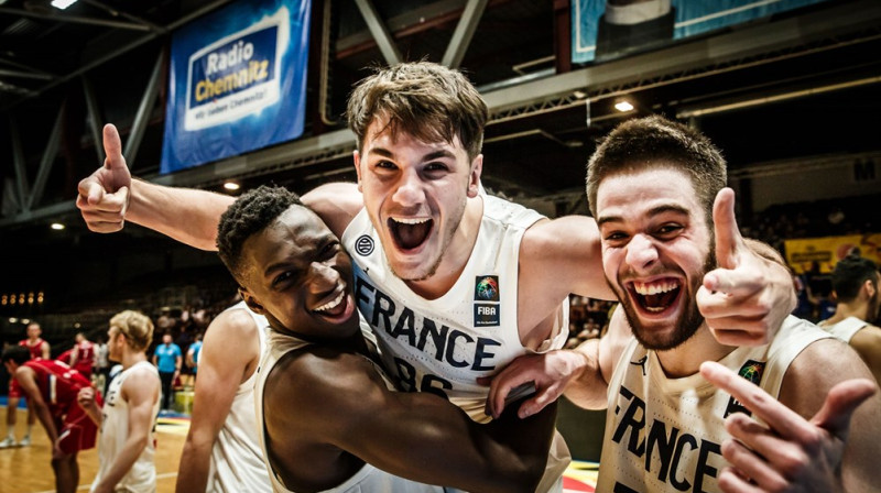 Francijas izlases svinības pēc uzvaras pār Serbiju
Foto: http://www.fiba.basketball/europe/u20