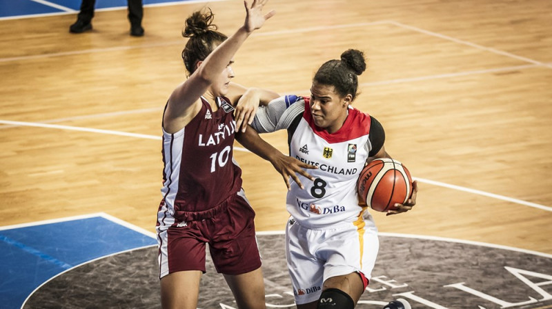 Aleksa Gulbe pret Vācijas izlases rezultatīvāko spēlētāju šajā mačā - Njaru Sabaliju
Foto: www.fiba.basketball