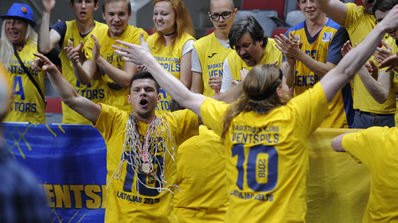 Rihards Lomažs ar "Ventspils" līdzjutējiem
Foto: Romāns Kokšarovs/F64