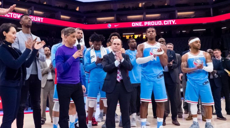 "Kings" komanda un tās īpašnieks Viveks Ranadive (ar mikrofonu)
Foto: Reuters/Scanpix