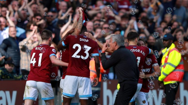 "West Ham" futbolisti svin, Žuzē Morinju  pavisam citas emocijas. Foto: PA Wire/PA Images/Scanpix