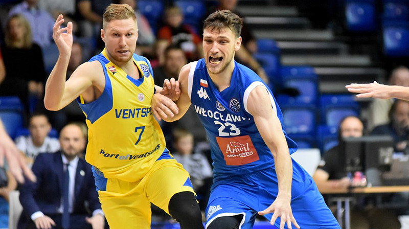 Ingus Jakovičs aizsardzībā pret Mihalu Mihalaku. Foto: FIBA Champions league