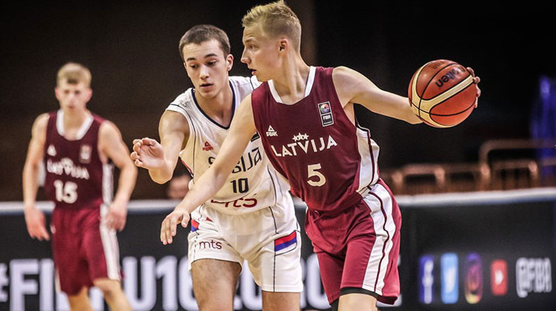 Toms Skuja organizē Latvijas U16 izlases saspēli. Foto: FIBA Europe