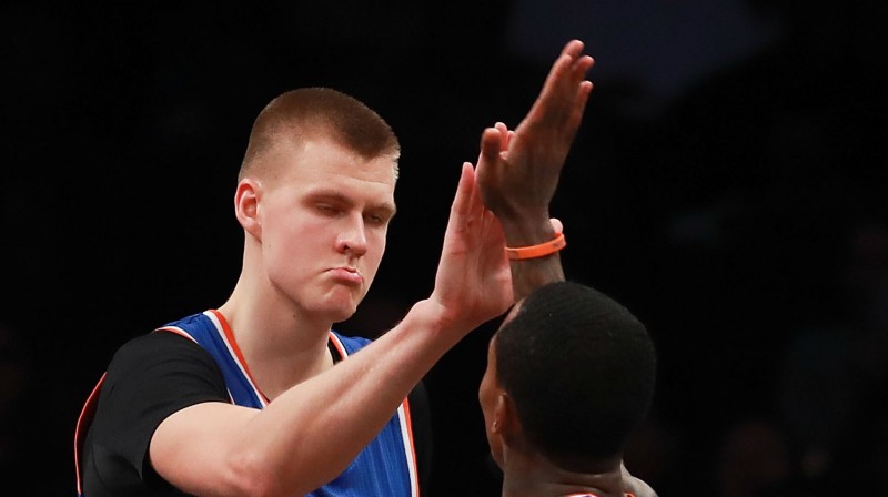 Kristaps Porziņģis un Brendons Dženingss. Foto: AFP/Scanpix