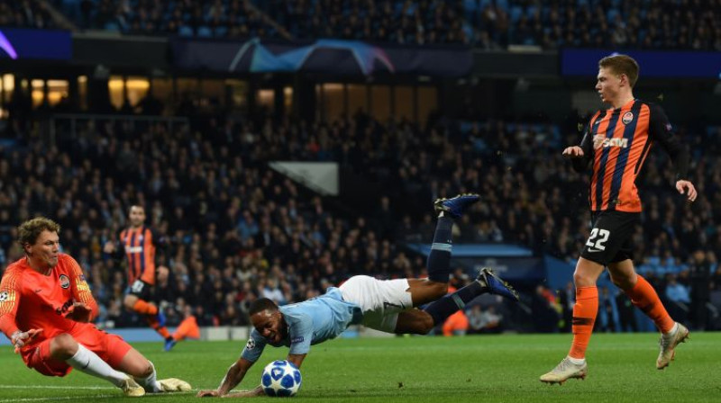 Rahīms Stērlings nopelna futbolam neglaimojošu pendeli. Foto: AFP/Scanpix