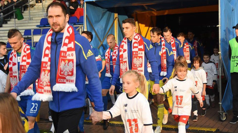 Pāvels Šteinbors iziet laukumā Polijas čempionāta spēlē. Foto: Arka Gdynia