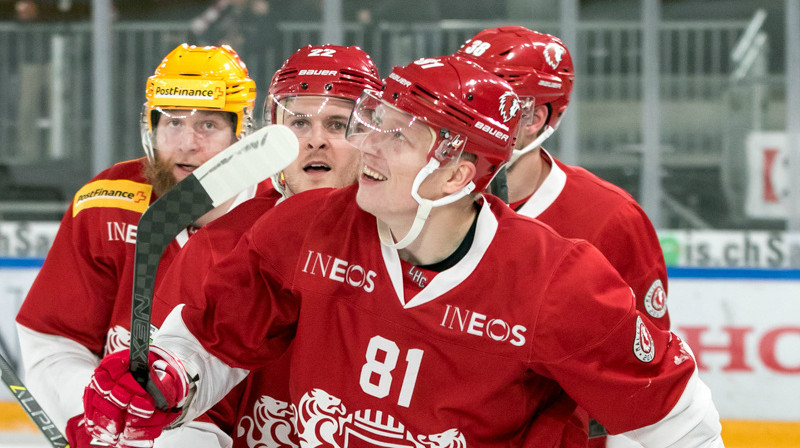 Ronalds Ķēniņš priekšplānā. Foto: Valérie Badan/Didier Charles / lausannehc.ch