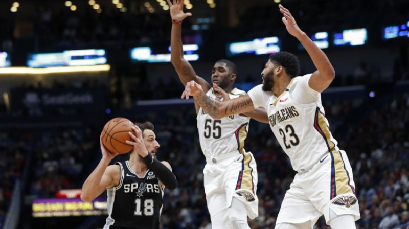 Marko Belinelli pret "Pelicans" torņiem. Foto: AP/Scanpix