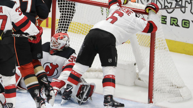 Ņūdžersijas "Devils" hokejists Endijs Grīns pēc vārtu zaudēšanas NHL spēlē. Foto: AP/Scanpix