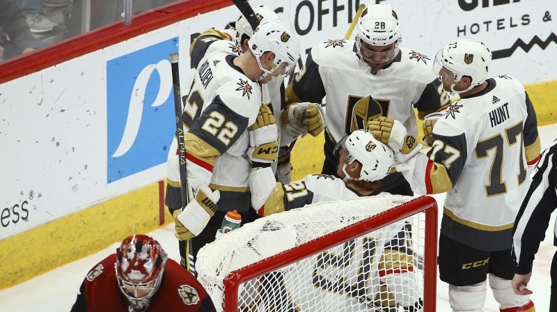 Vegasas "Golden Knights" hokejisti priecājas par vārtu guvumu spēlē ar Arizonas "Coyotes". Foto: AP/Scanpix