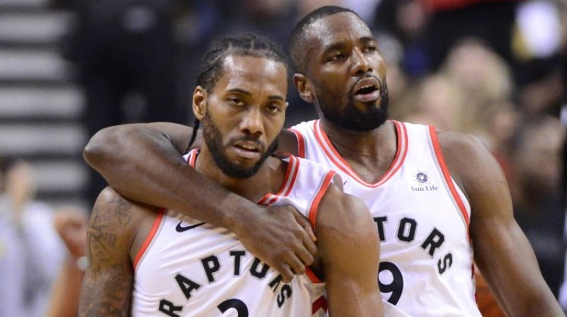 Kavai Lenards (pa kreisi) Toronto vienībā pagaidām ne par ko nevar sūdzēties. Foto: AP/Scanpix