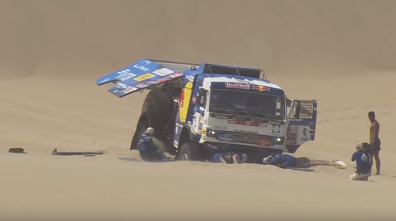 Kamaz cīnās Peru kāpās
Foto: Ekrānšāviņš