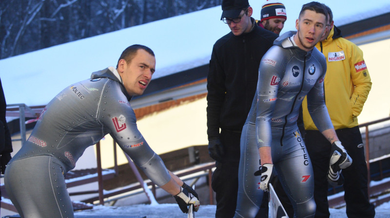 Bobslejisti Dāvis Spriņģis (no kreisās) un Ralfs Bērziņš. Foto: Romāns Kokšarovs/f64