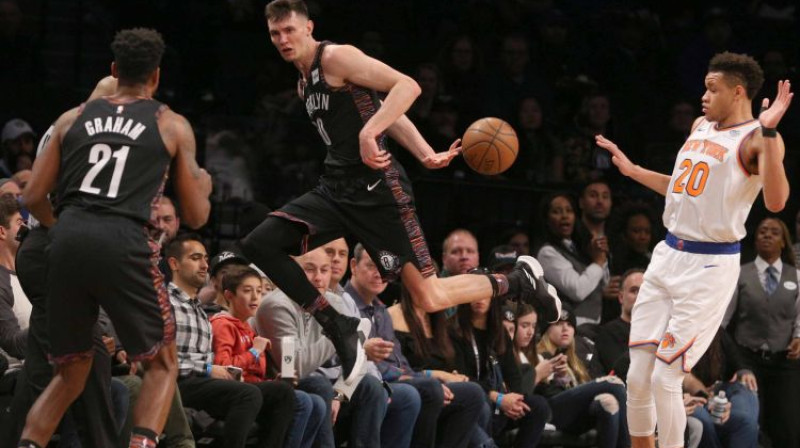 Rodions Kurucs spēlē pret "Knicks". Foto: USA Today Sports/Scanpix