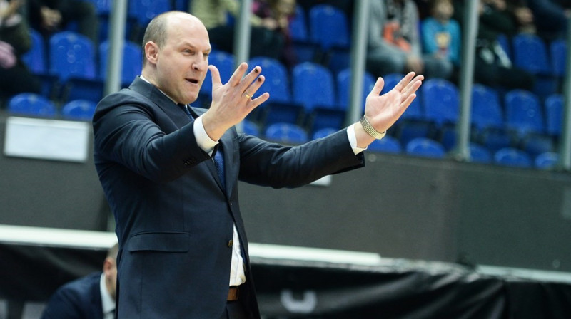 BK ''Ventspils'' galvenais treneris Roberts Štelmahers spēlē pret Ņižņijnovgorodas komandu. Foto: http://www.championsleague.basketball