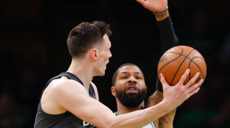 Rodions Kurucs NBA spēlē Bostonā. Foto: EPA/Scanpix