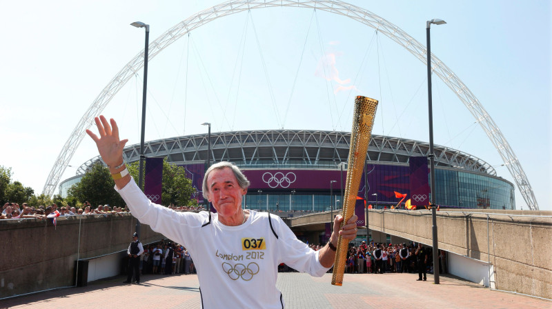 Gordons Benkss, nesot Londonas olimpisko spēļu lāpu. Foto: Reuters/Scanpix