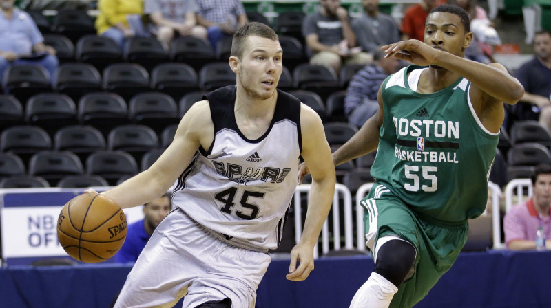 Dairis Bertāns 2015. gadā Vasaras līgas spēlē Sanantonio "Spurs" sastāvā. Foto: AP/Scanpix