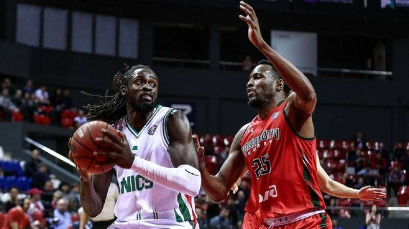 Moriss Ndurs (attēlā pa kreisi) iemeta 22 punktus "Lokomotiv-Kuban" grozā. Foto: VTB līga