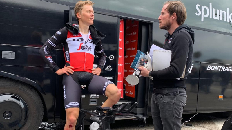 Toms Skujiņš ar kājas traumu pēc finiša "Tirreno-Adriatico" velobraucienā. Foto: "Trek-Segafredo"