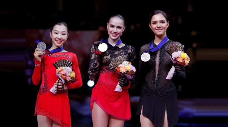 Pasaules čempionāta pjedestāls - Elizabete Tursinbajeva, Alīna Zagitova, Jevgeņija Medvedeva. Foto: Reuters/Scanpix