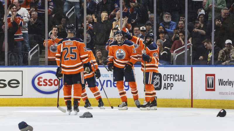 Skatītāji met cepures pēc Leona Draizaitla (attēla vidū) "hat-trick". Foto: AP/Scanpix