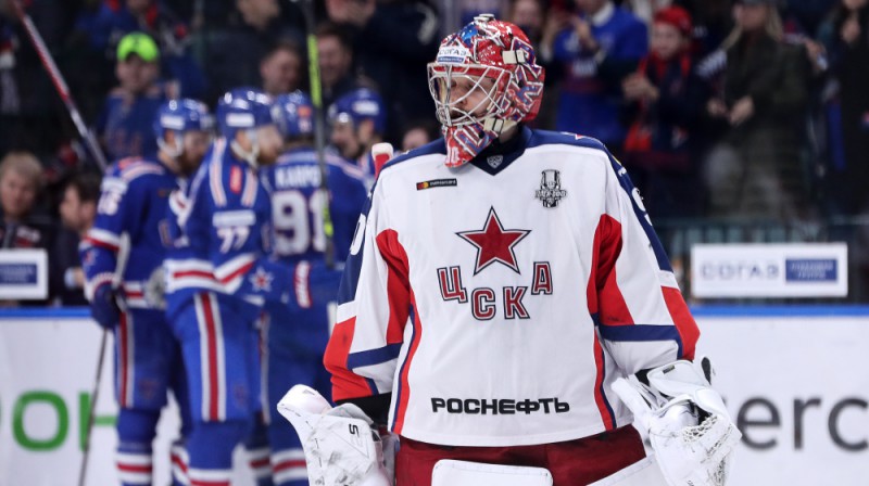 CSKA vārtsargs Iļja Sorokins. Fonā SKA spēlētāji gaida tiesnešu lēmumu par strīdīgo vārtu guvumu. Foto: IT/Scanpix