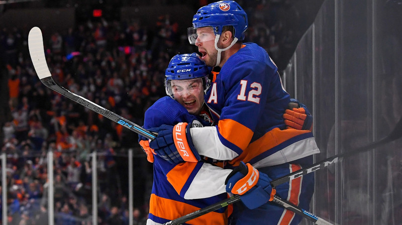 Ņujorkas "Islanders" hokejisti svin uzvaras vārtu guvumu. Foto: USA TODAY Sports/Scanpix