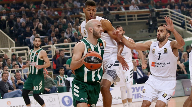 Atēnu "Panathinaikos basketbolists Niks Kalatess uzbrukumā Madrides "Real" grozam. Foto: euroleague.net