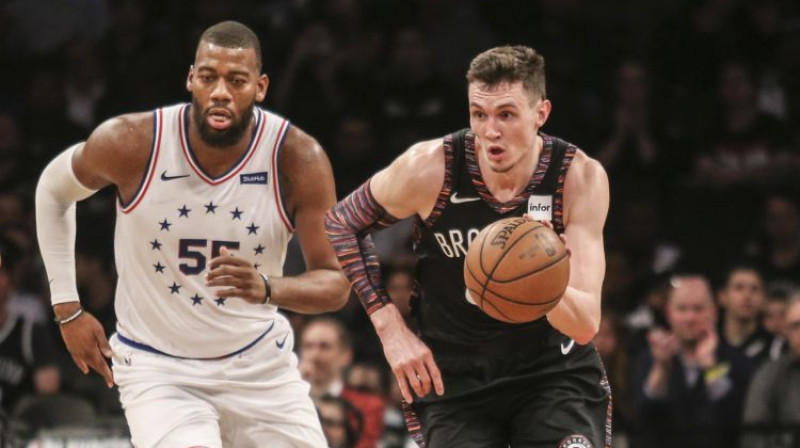 Rodions Kurucs uzbrukumā "76ers" grozam. Foto: USA Today Sports/Scanpix