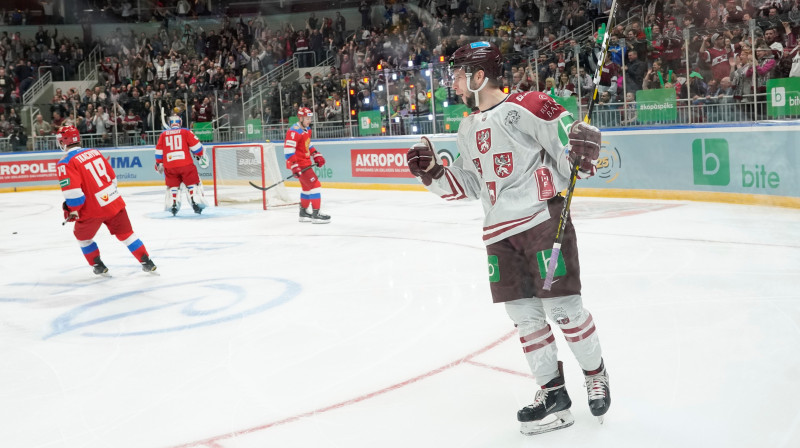 Mārtiņš Dzierkals vakar pārspēja Krievijas izlases vārtsargu Aleksandru Georgijevu. Foto: Romāns Kokšarovs/F64