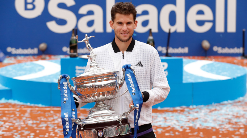 Dominiks Tīms ar Barselonas turnīra trofeju. Foto: AFP/Scanpix