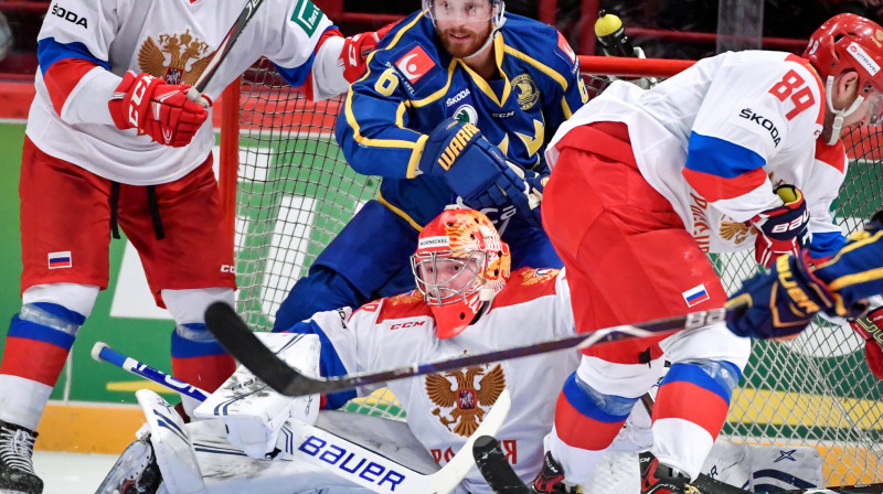 Cīņa pie Krievijas izlases vārtsarga Andreja Vasiļevska sargātajiem vārtiem. Foto: Reuters/Scanpix