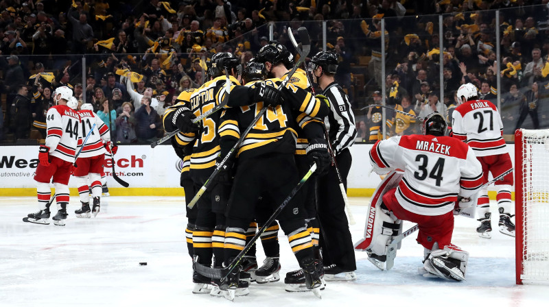 Bostonas "Bruins" hokejisti svin vārtu guvumu. Foto: AFP/Scanpix