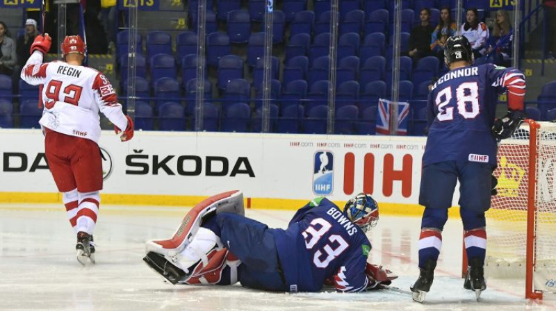 Peters Regins un Dānija atstāj Lielbritāniju uz ceļiem. Foto: AFP/Scanpix