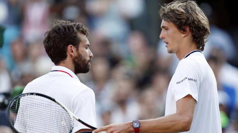 Ernests Gulbis un Aleksandrs Zverevs pagājušajā vasarā Vimbldonā. Foto: EPA/Scanpix