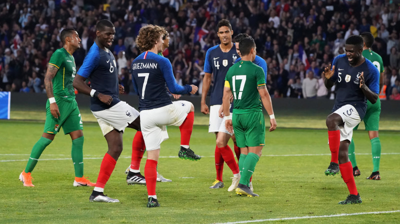 Francijas izlases futbolisti svin vārtu guvumu spēlē ar Bolīviju. Foto: EPA/Scanpix