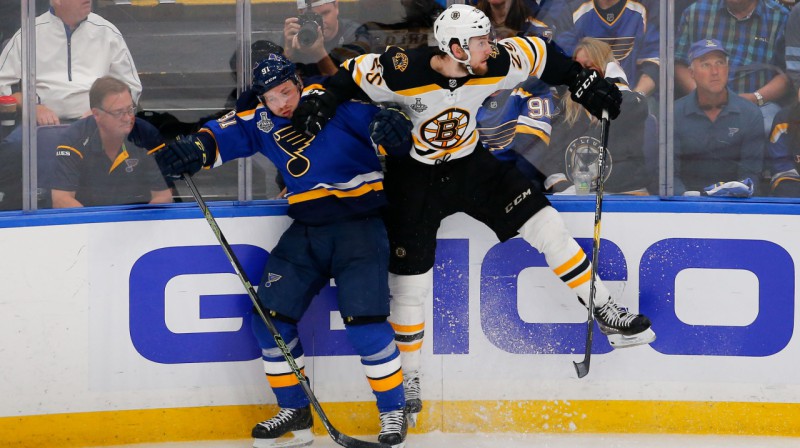 Vladimirs Tarasenko un Brendons Karlo. Foto: Reuters / Scanpix