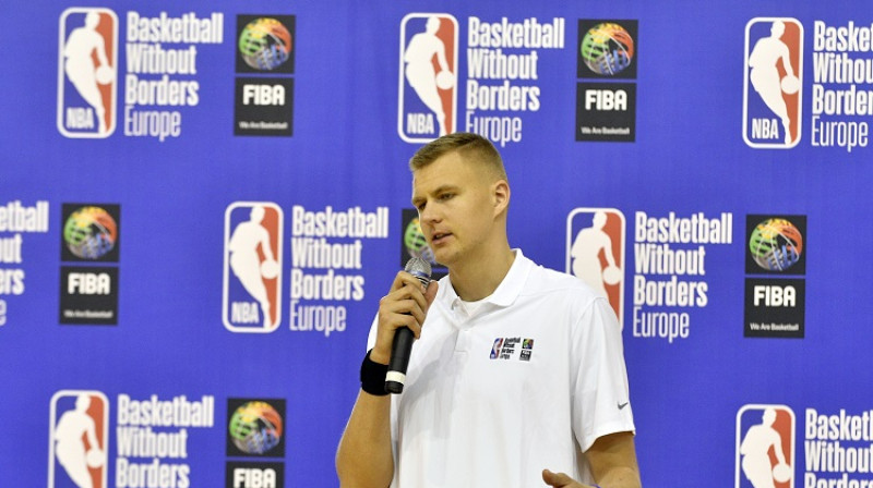 Kristaps Porziņģis uzrunā "Basketball without borders" astoņpadsmitās Eiropas nometnes dalībniekus. Foto: Romāns Kokšarovs, f64