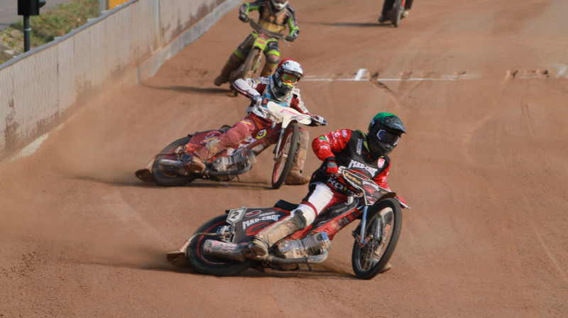 Ričards Ansviesulis un Timo Lahti (vadībā) Biķernieku mototrekā Somijas čempionāta posmā.