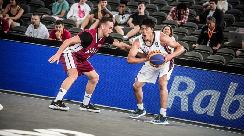 Kārlis Pauls Lasmanis aizsardzībā. Foto: FIBA